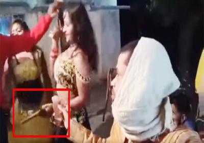 tamanche ke sath girl dancer ne lgaaye thumke