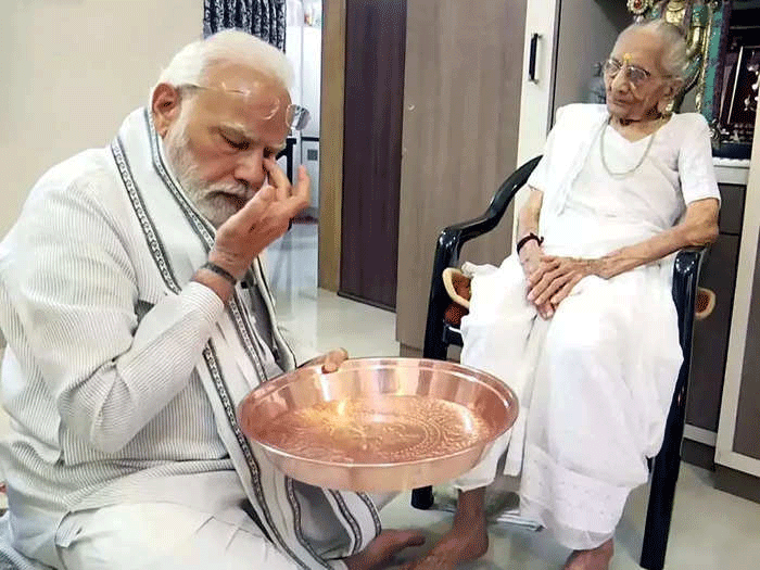 PM Modi With Mother Pics