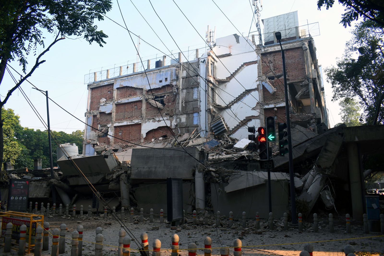 Chandigarh Sector 17 Building Collapse Video News Update