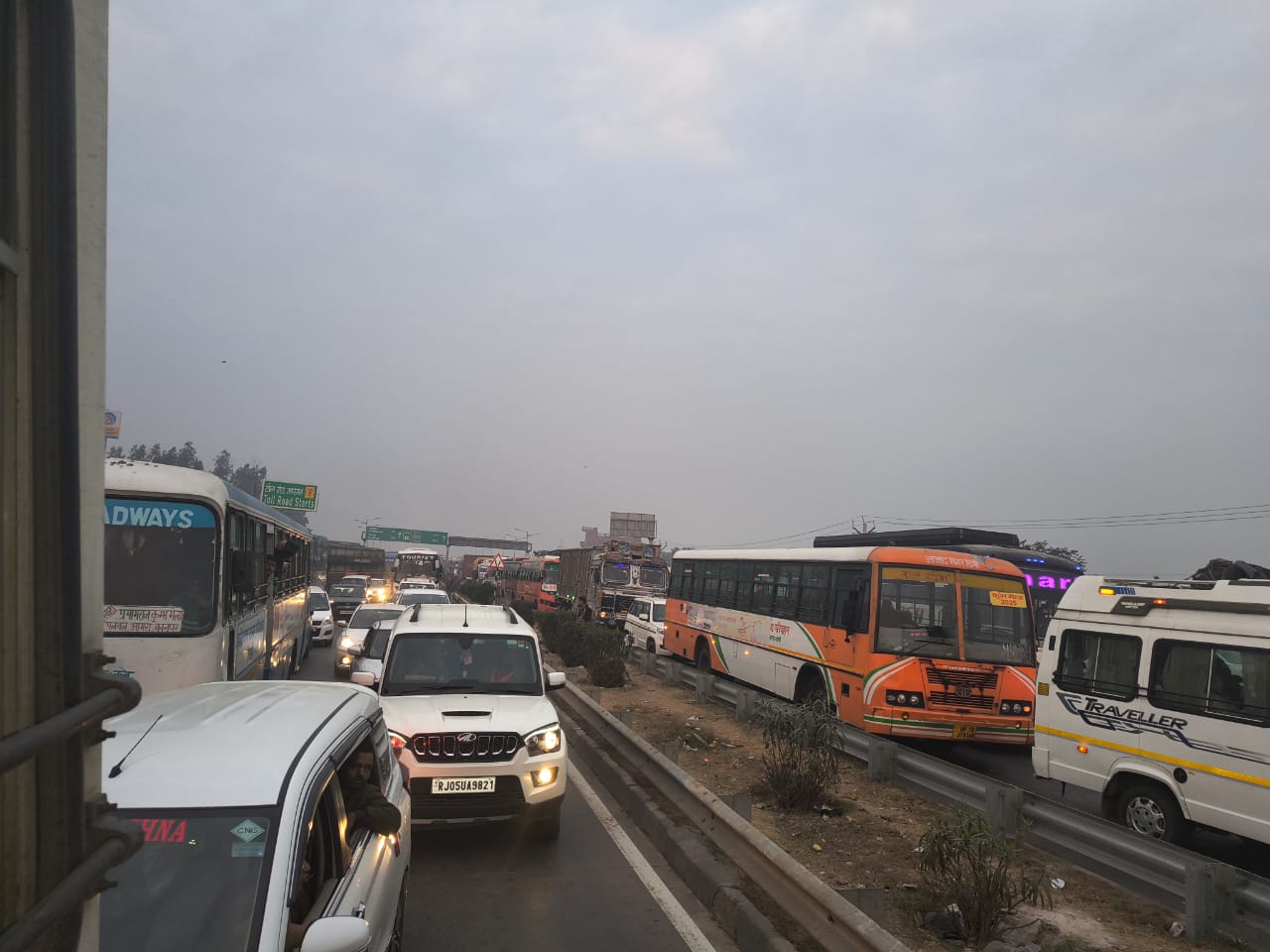 Long Traffic Jam on Kanpur Prayagraj Road