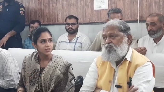 Anil Vij Angry on Officers