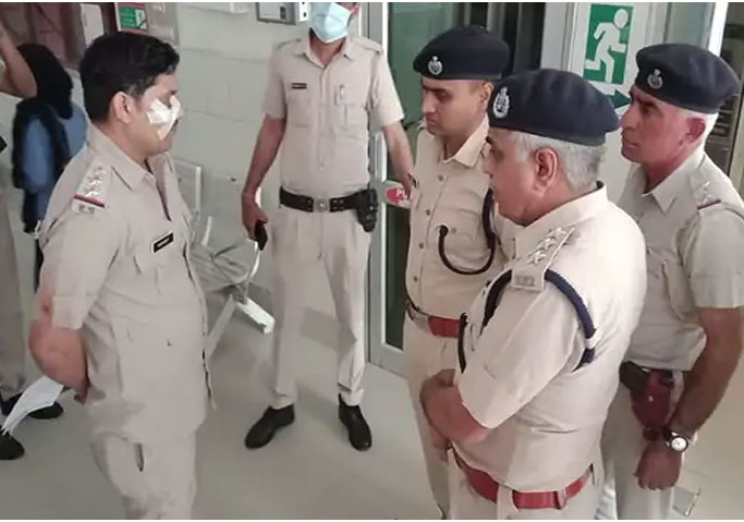 विवाद में घायल पुलिस वाले भी अस्पताल पहुंचे