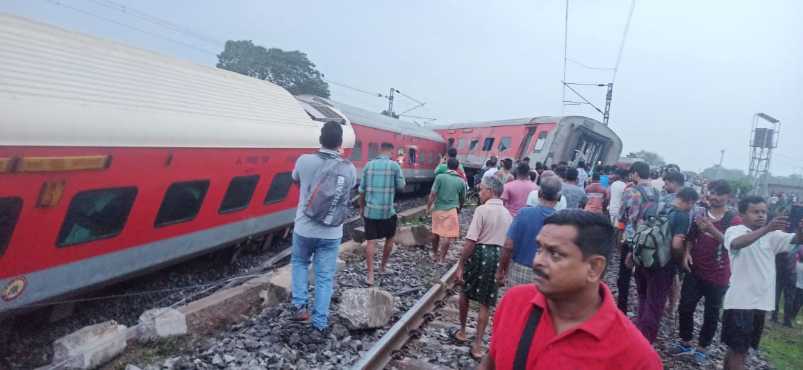 Jharkhand Major Rail Accident Howara-Mumbai Express Derailed Deaths