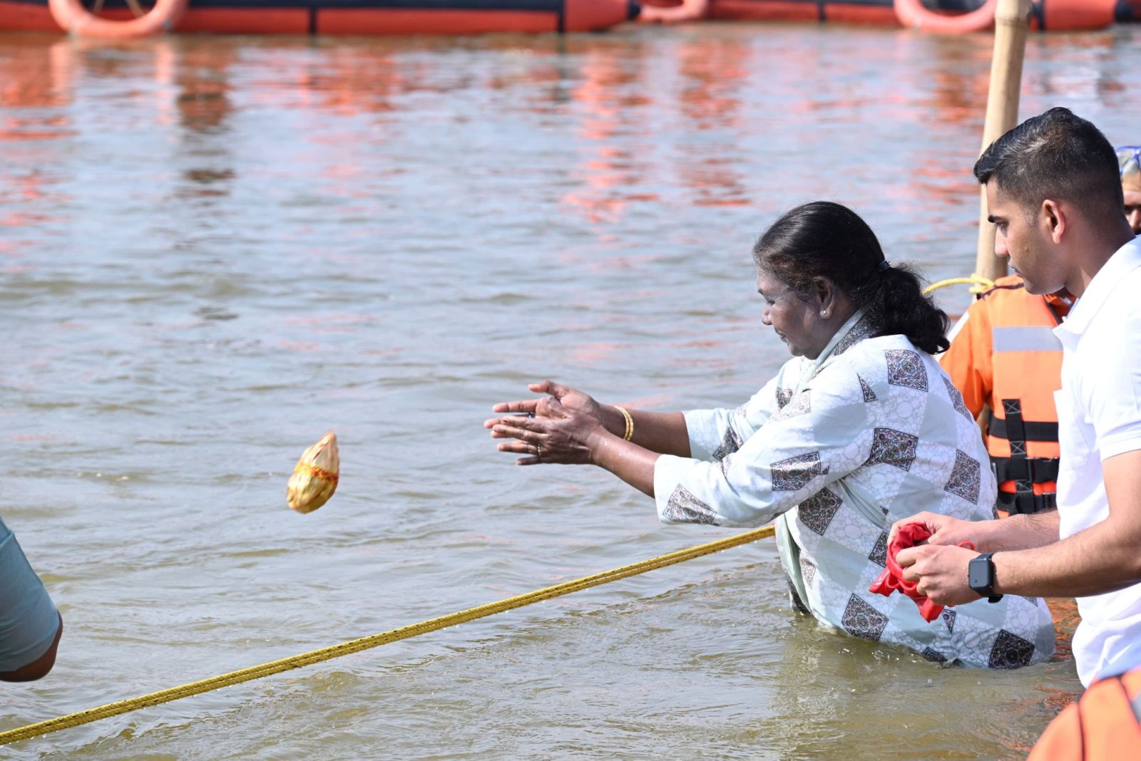 President Droupadi Murmu Takes Holy Dip at Triveni Sangam in MahaKumbh Prayagraj