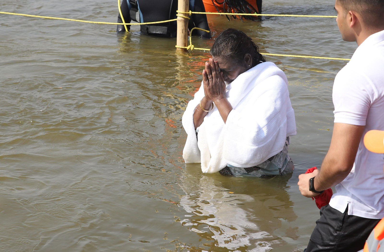 President Droupadi Murmu Takes Holy Dip at Triveni Sangam in MahaKumbh Prayagraj