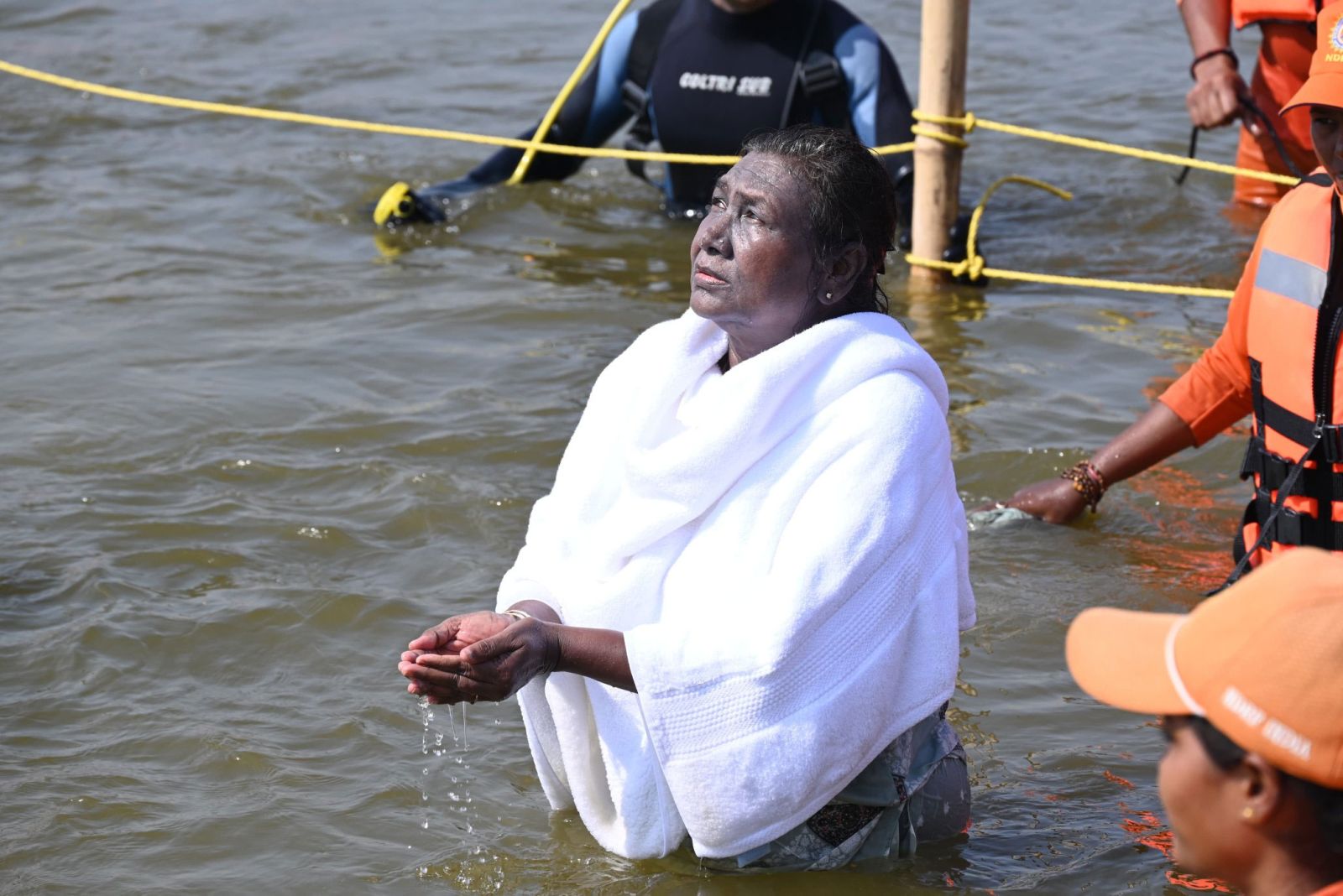 President Droupadi Murmu Takes Holy Dip at Triveni Sangam in MahaKumbh Prayagraj