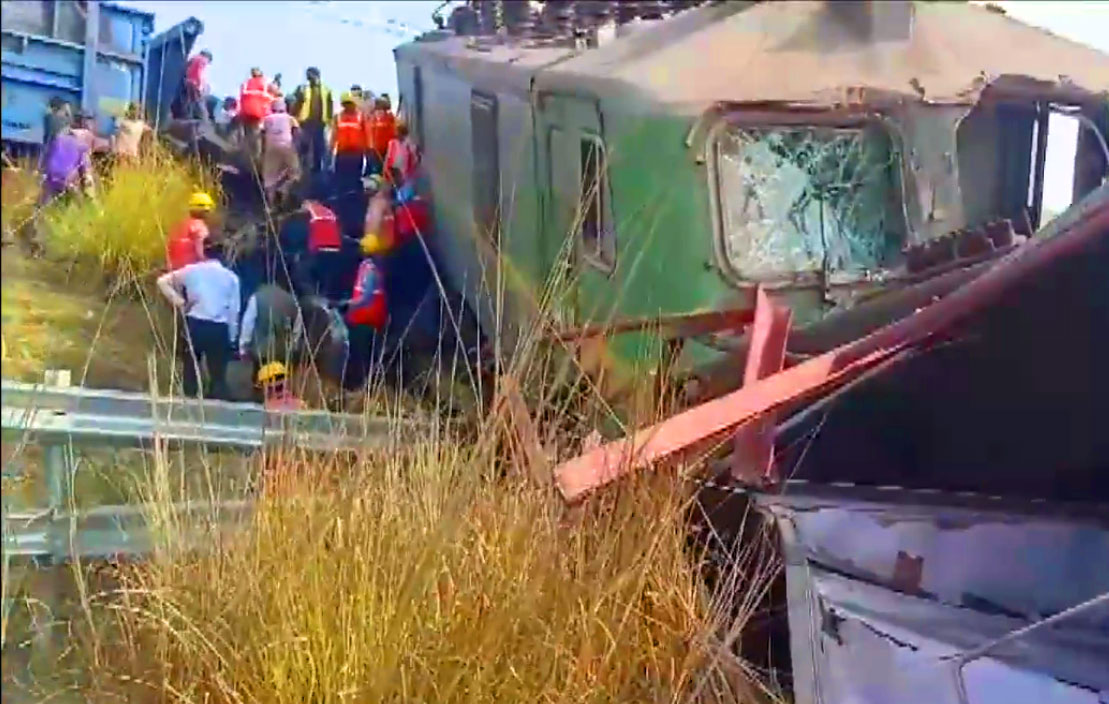 UP Fatehpur Two Goods Train Accident Video News 