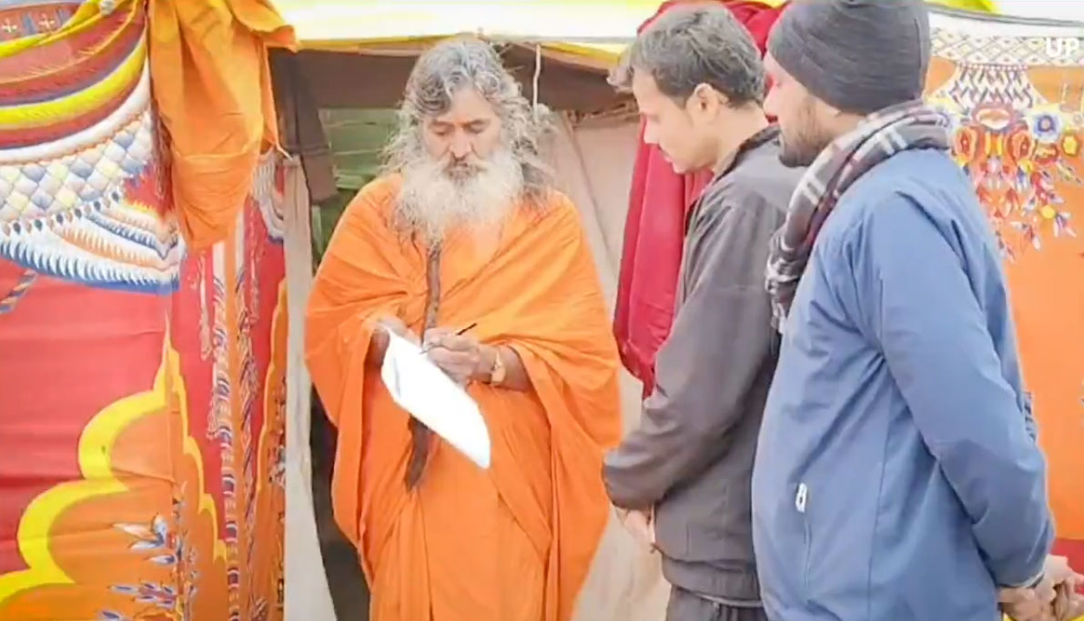 UPSC Baba in MahaKumbh 2025 Story Prayagraj Sangam Mauni Baba Video