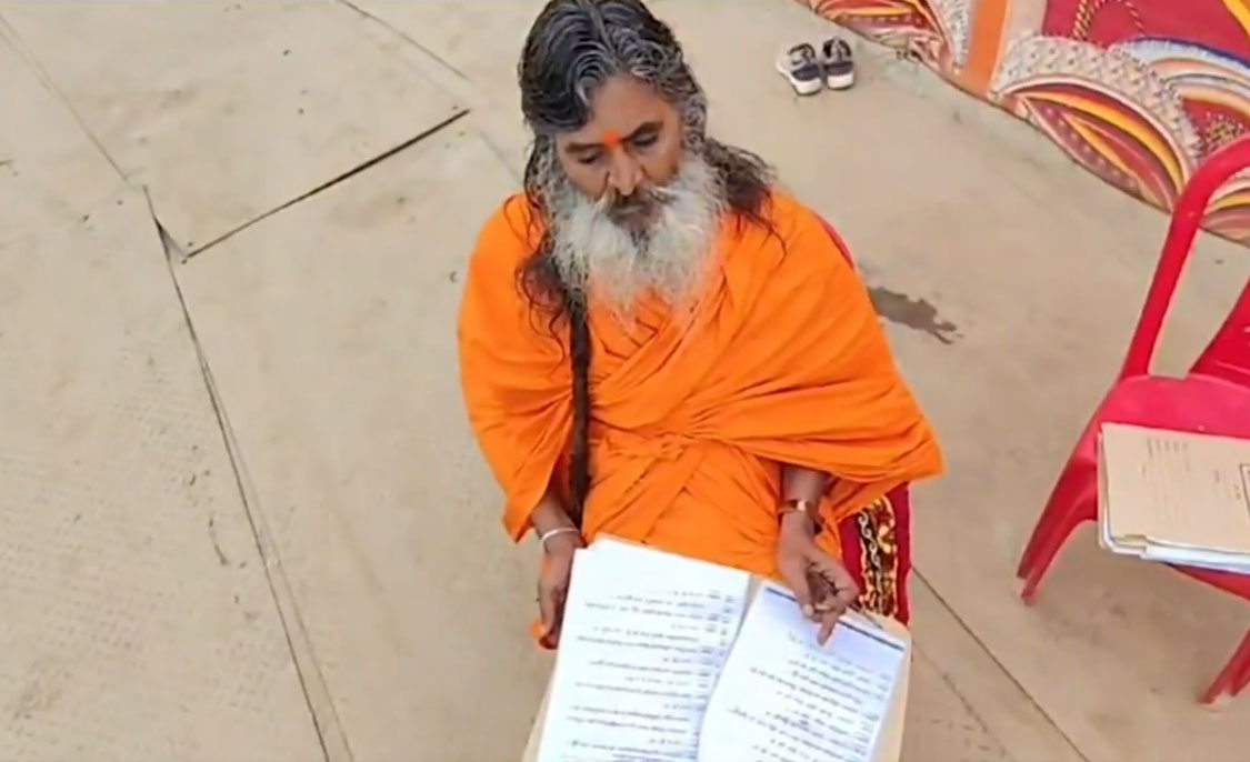 UPSC Baba in MahaKumbh 2025 Story Prayagraj Sangam Mauni Baba Video