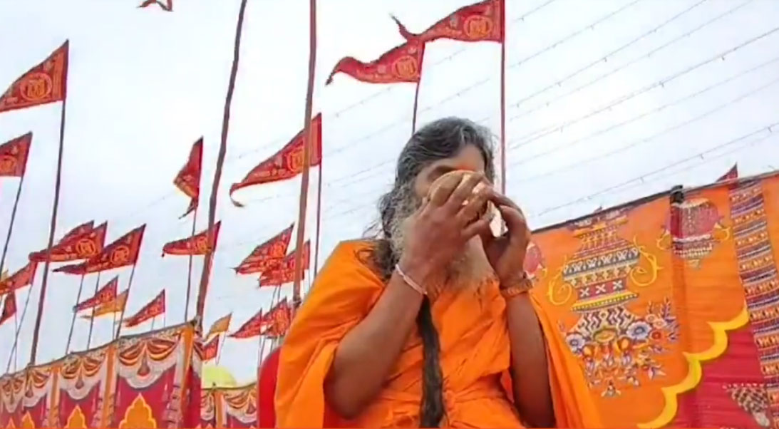 UPSC Baba in MahaKumbh 2025 Story Prayagraj Sangam Mauni Baba Video