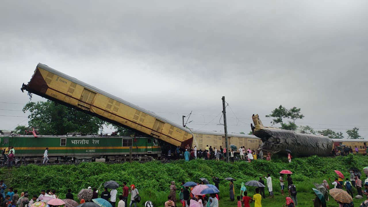 West Bengal Darjeeling Kanchenjunga Express Accident Hit By Goods Train