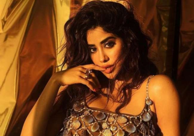 Janhvi Kapoor को एक्सपेरिमेंटल फैशन पड़ा महंगा