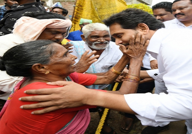 Dead during the Flood: मुख्यमंत्री ने मृत परिवार को सांत्वना दी