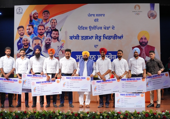 Chief Minister Honours Punjabi Players