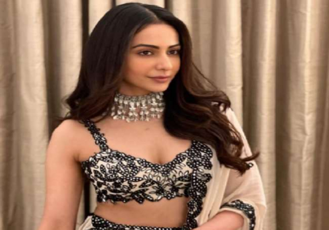 रेड कलर जालीदार बिकिनी में समंदर किनारे पोज देती दिखीं Rakul Preet Singh