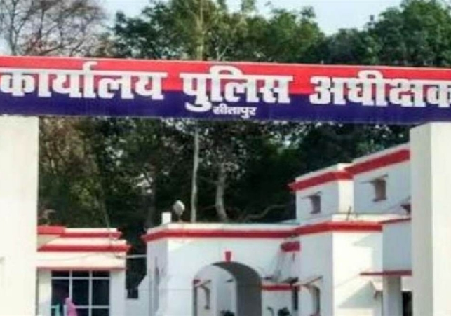 शौचालय में लगा दी धार्मिक प्रतीकों की टाइल्‍स