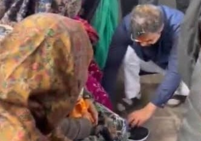 Pravesh Verma's Video of Distributing Shoes Goes Viral, AAP Demands Strict Action from Election Commission!