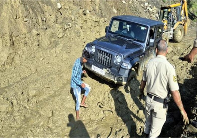 Landslide at 9 mile on Chandigarh-Manali NH