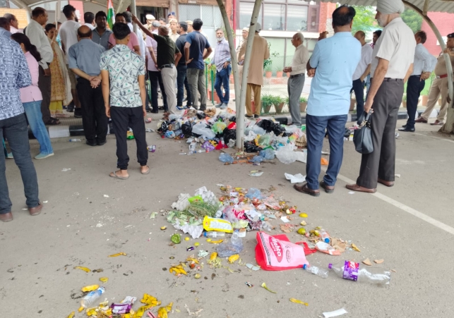 Protesters Threw Garbage Outside the Municipal Corporation Office