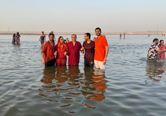 Tandon took a dip in the Triveni Sangam