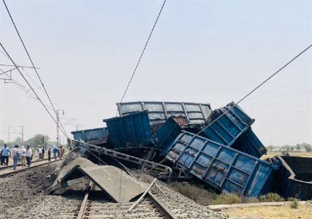 डेडीकेटेड फ्रेट कॉरिडोर पर न्यू इकदिल स्टेशन से पहले कोयला लदी मालगाड़ी के 12 वैगन पलटे