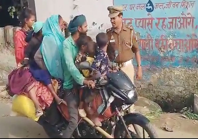 8 Peoples Sitting on One Bike Viral Video Shahjahanpur News Update