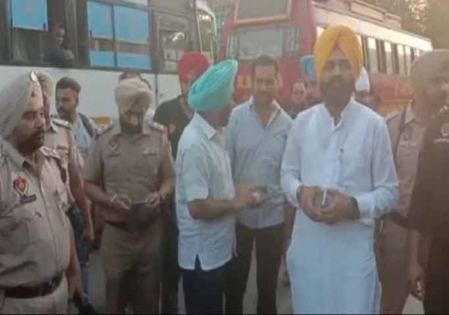 Punjab: AAP's action on Congress - Four buses of Congress MLA seized, see what action was taken next