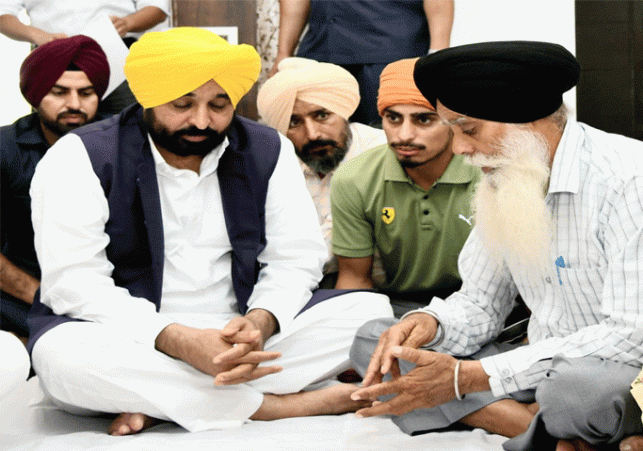 Chief Minister handed over a check of Rs 1 crore to the family of Martyr Parvinder Singh as an honor