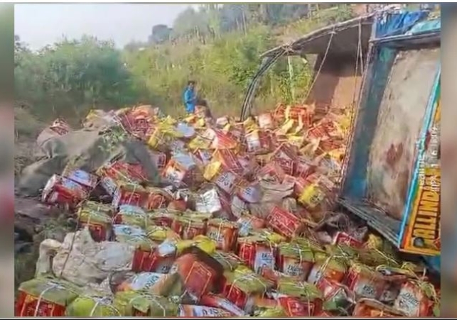 Truck overturned on Lucknow-Agra Expressway