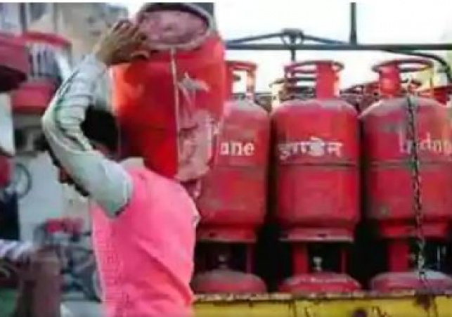 होली से पहले 634 रुपये में घर लाएं घरेलू LPG सिलेंडर