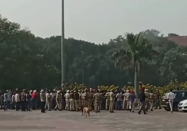 Lathicharge on students protesting for Senate elections in PU