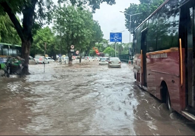 Chandigarh Heavy Rain Update Flood On Roads Video Viral News Update