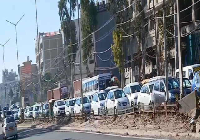 Chandigarh-Zirakpur Heavy Traffic Jam Due To Police Barricading For Farmers Protest 