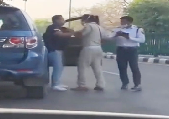 Chandigarh traffic policeman and car driver scuffle Video 