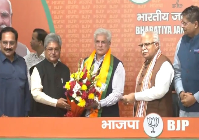 Delhi AAP Govt Former Minister Kailash Gehlot Joins BJP In Presence Manohar Lal