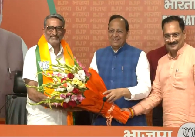 Delhi AAP MLA Kartar Singh Tanwar Joins BJP Raaj Kumar Anand Also Joins