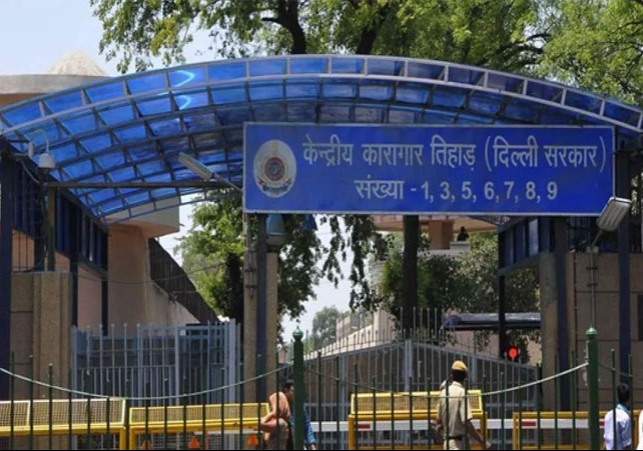 Delhi Tihar Jail Prisoners Clash Two Injured News Update