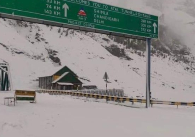 Snowfall in atal tunnel rohtang and in many parts of upper himachal 