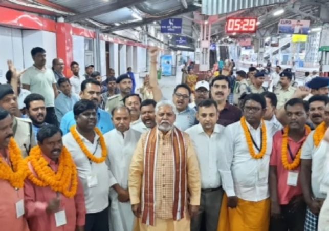 Bharat Gaurav tourist train reached Gaya with 450 passengers 