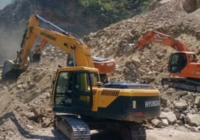 National Highway closed due to mountain crack near Charmeel on Mandi Pandoh road