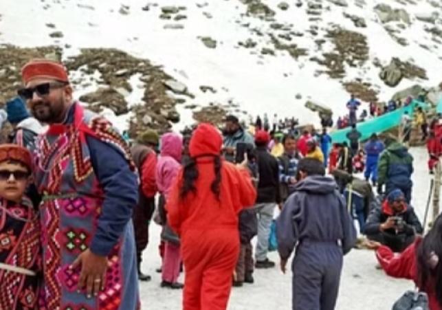 Tourists gathered in Koksar