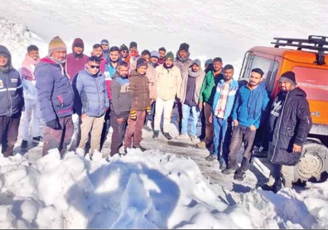 Rescue 110 people stranded at Baralacha pass, BRO-police took out 34 vehicles by joint operation