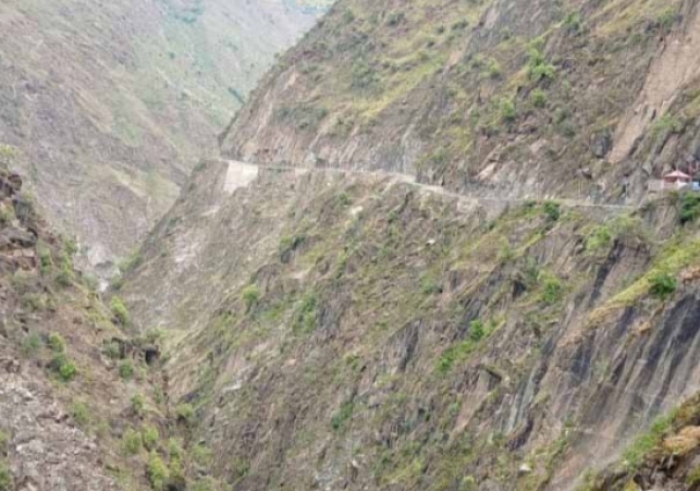 Bolero camper fell into a drain on Bharmour's Dhakog-Banni road, Mandha's driver died on the spot