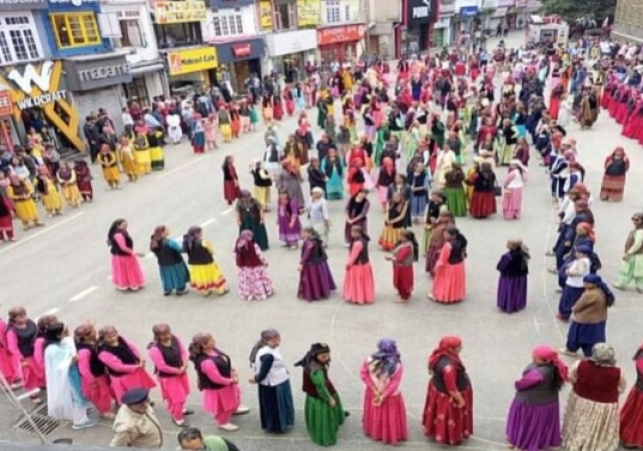 Mahanati on Malrod, 250 women dance together, see amazing pictures