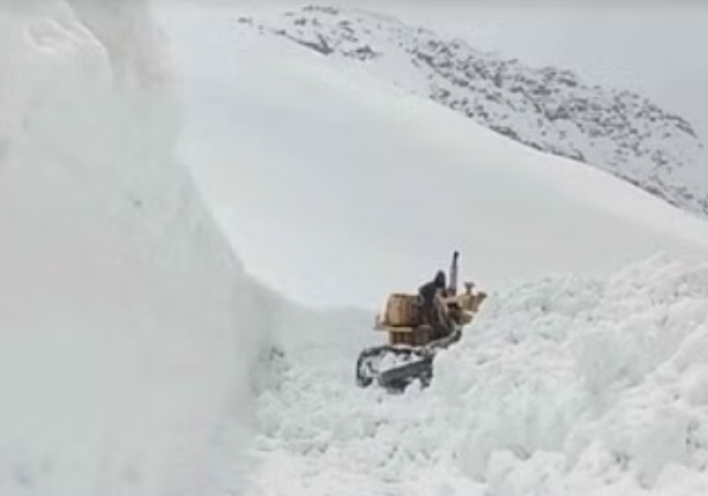 BRO reached Rohtang top, it will take time to send tourists