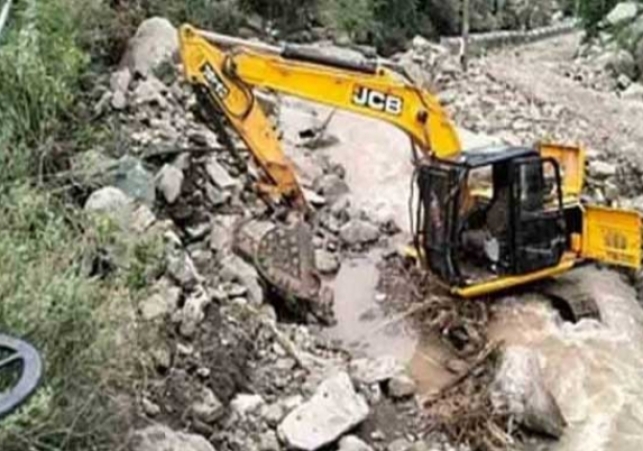 Landslide near Banala on Chandigarh-Manali NH due to cloudburst in Dharampur