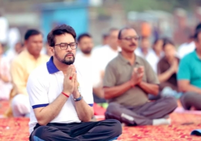 Union Minister Anurag Thakur participated in Yoga Day program in Hamirpur, did yoga at Anu Synthetic Ground