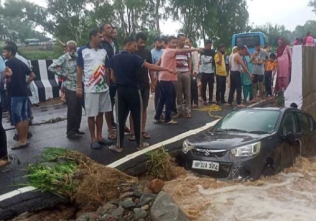 Alto car drowned in Daghol of Ghumarwin, people protested against the administration, blocked the way