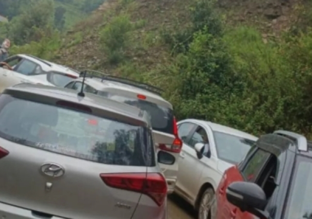 Manali Chandigarh National Highway not restored even after 18 hours, thousands of stranded people are spending the night hungry and thirsty