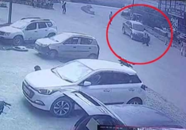 High speed car hit the pedestrian: After the collision, the passenger jumped in the air, the car driver absconded.